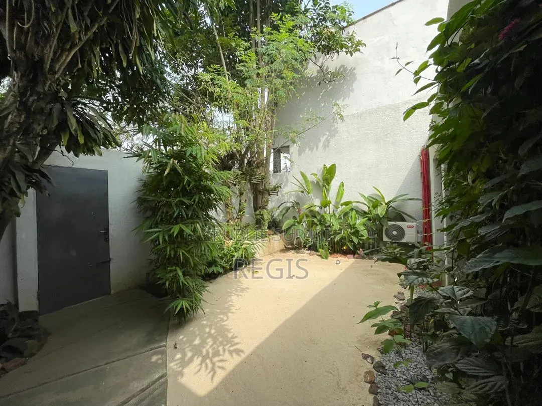 3chbre Villa dans Regis, Cocody à Louer