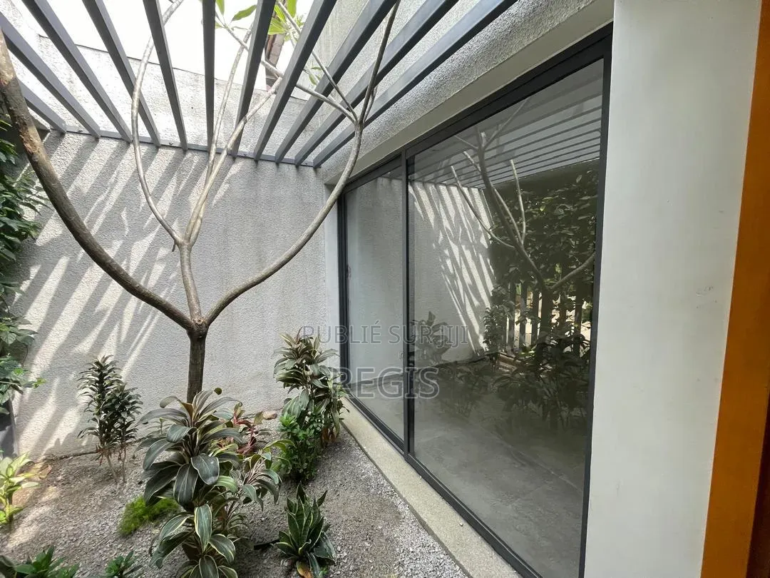 3chbre Villa dans Regis, Cocody à Louer