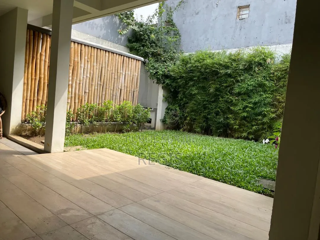 3chbre Villa dans Regis, Cocody à Louer