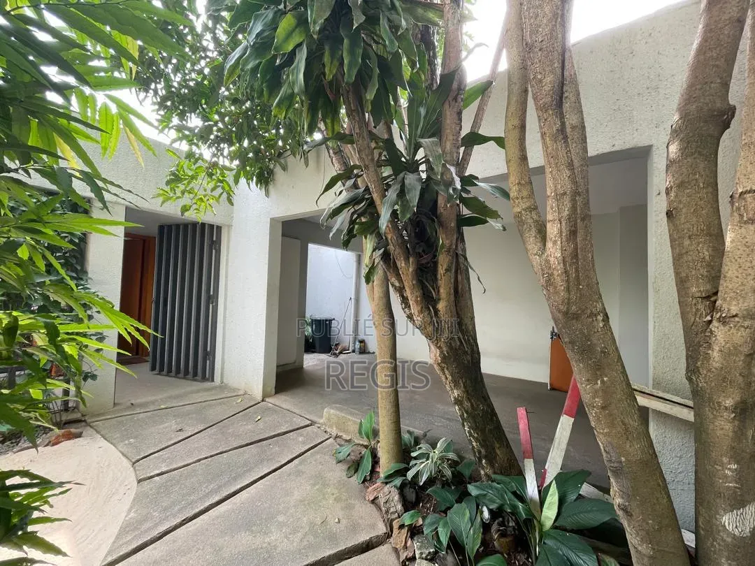 3chbre Villa dans Regis, Cocody à Louer