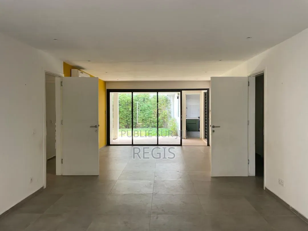 3chbre Villa dans Regis, Cocody à Louer