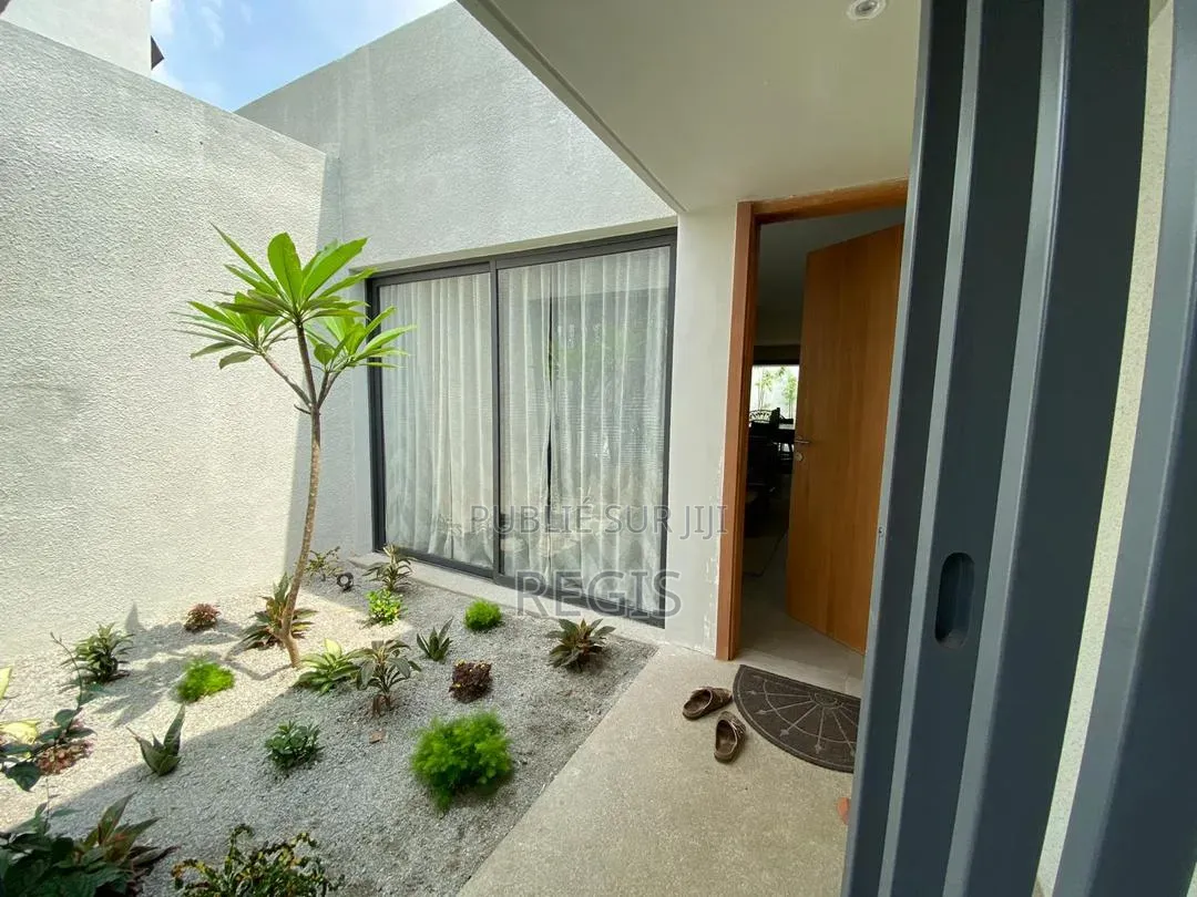 3chbre Villa dans Regis, Cocody à Louer