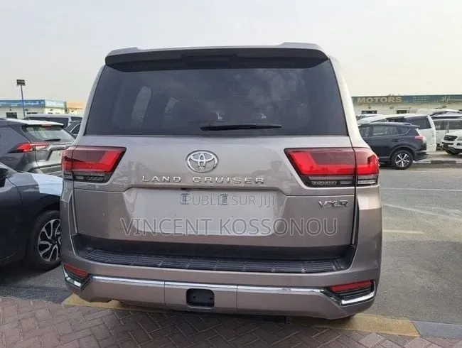 Nouveau Toyota Land Cruiser LC300 2024 Marron