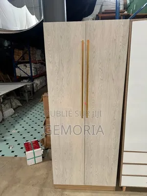 Armoire Penderie Minimaliste Chêne Blanchi Poignées Dorées