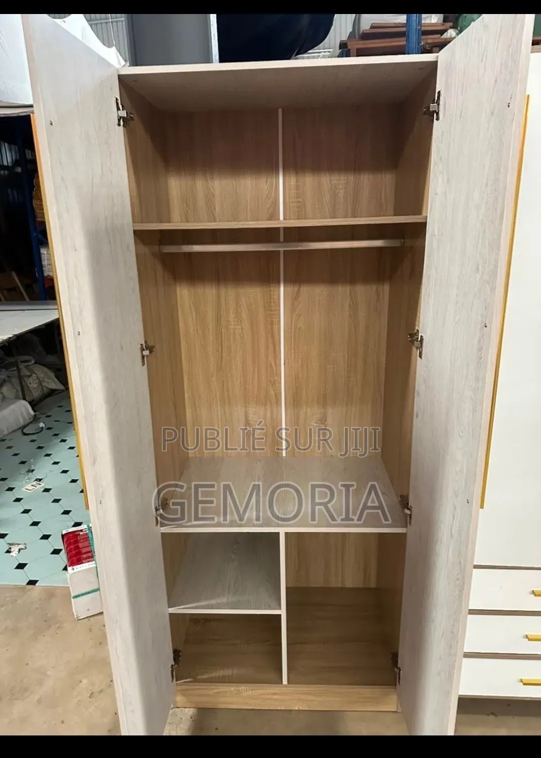 Armoire Penderie Minimaliste Chêne Blanchi Poignées Dorées