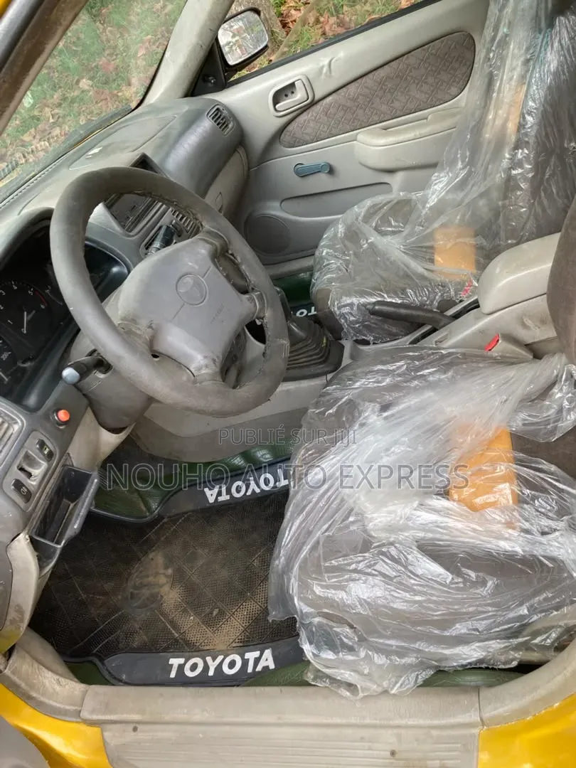 Toyota Corolla 2002 Jaune