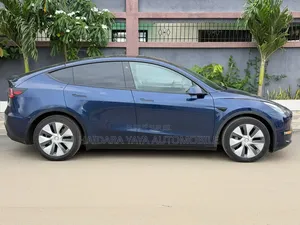 Tesla Model Y 2023 Bleu