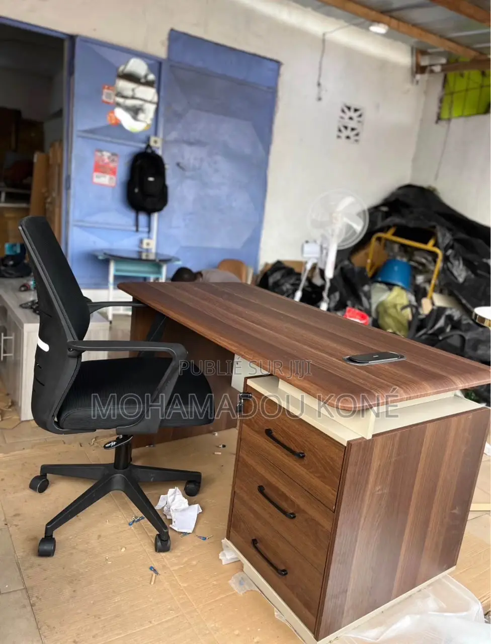 Table De Bureau Plus Chaise De Bureau Disponible