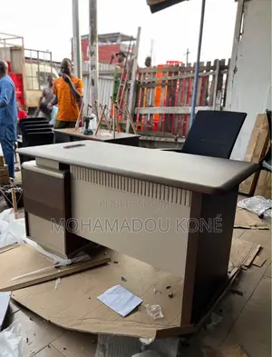 Table De Bureau Plus Chaise De Bureau Disponible