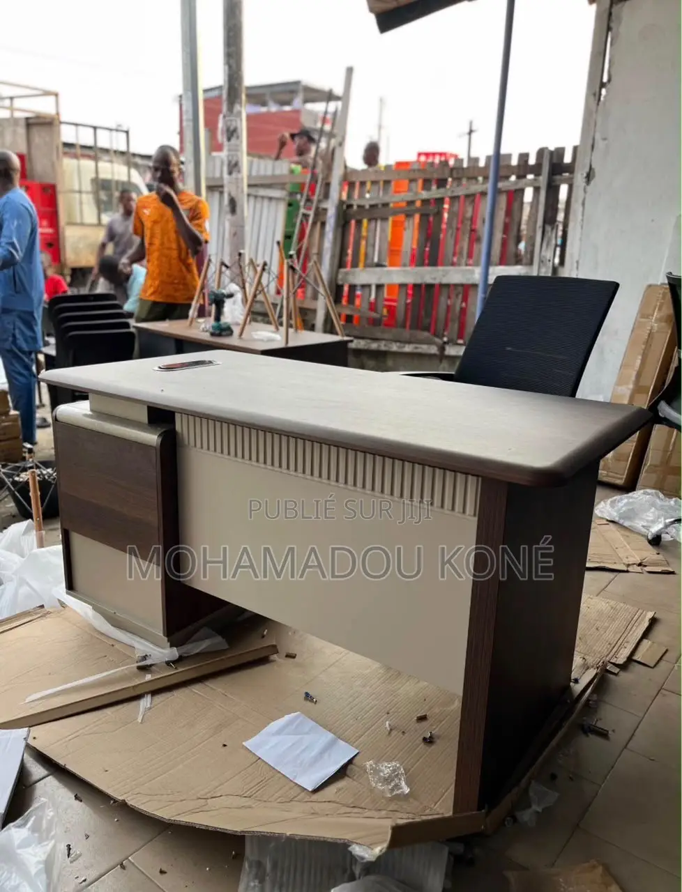 Table De Bureau Plus Chaise De Bureau Disponible