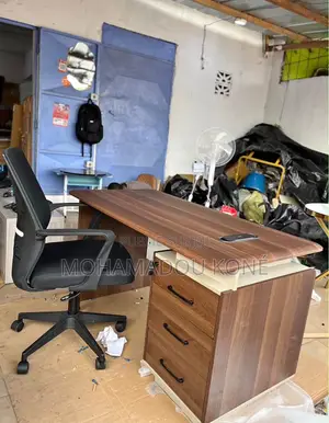 Table De Bureau Plus Chaise De Bureau Disponible