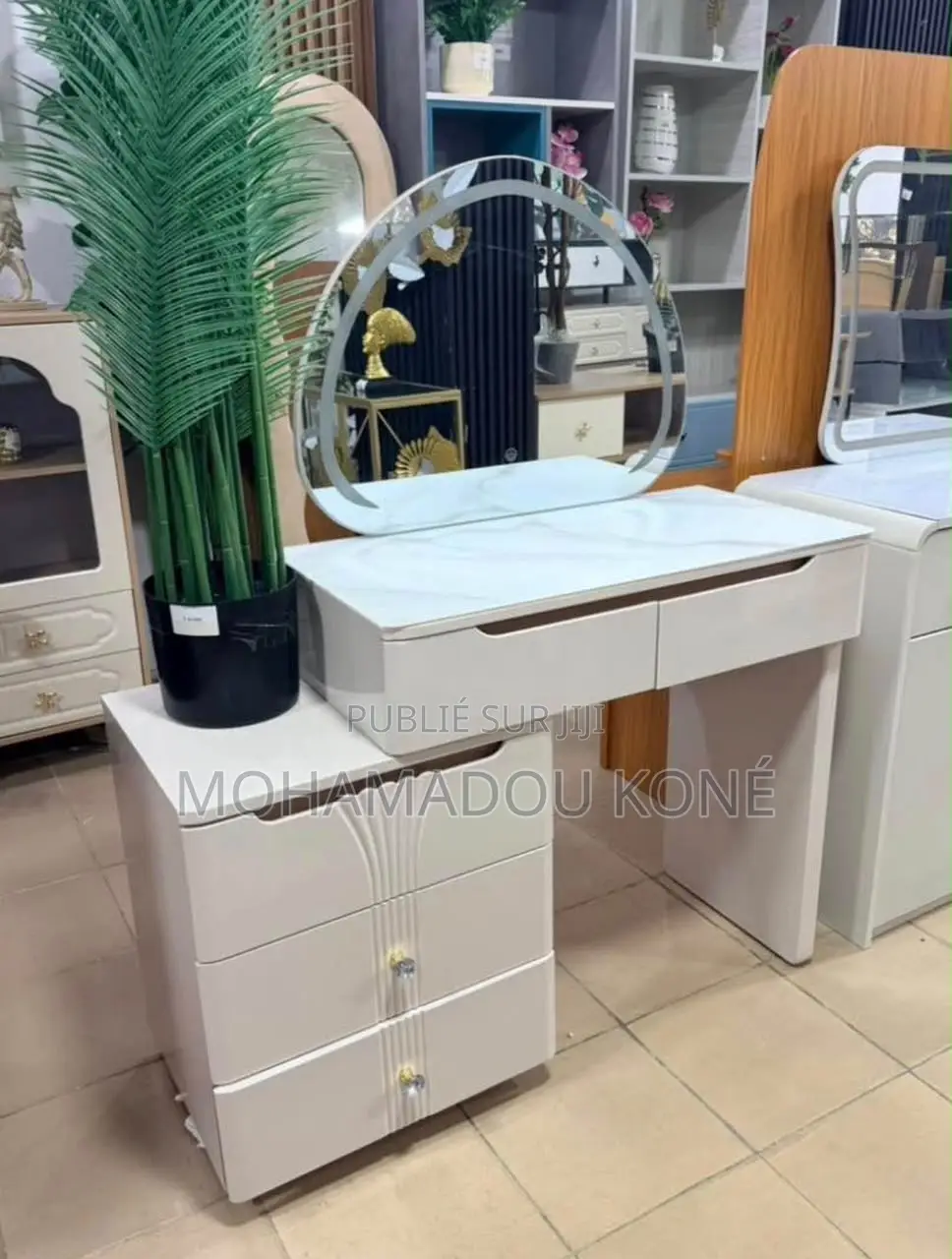 Coiffeuse Disponible