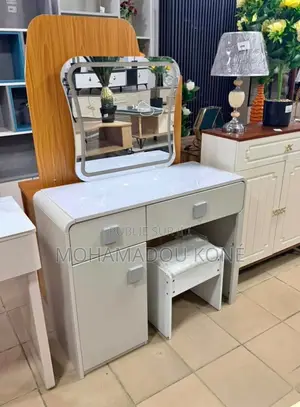 Coiffeuse Disponible