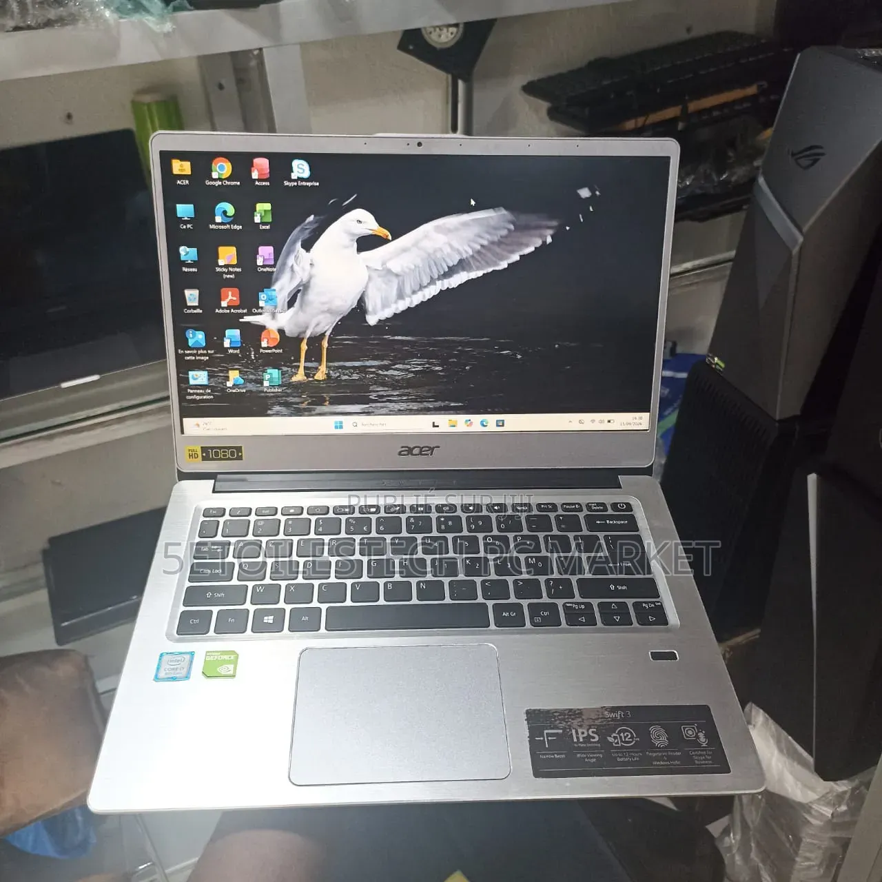 Nouveau Ordinateur portable Acer Swift 8GB Intel Core i7 SSD 256GB