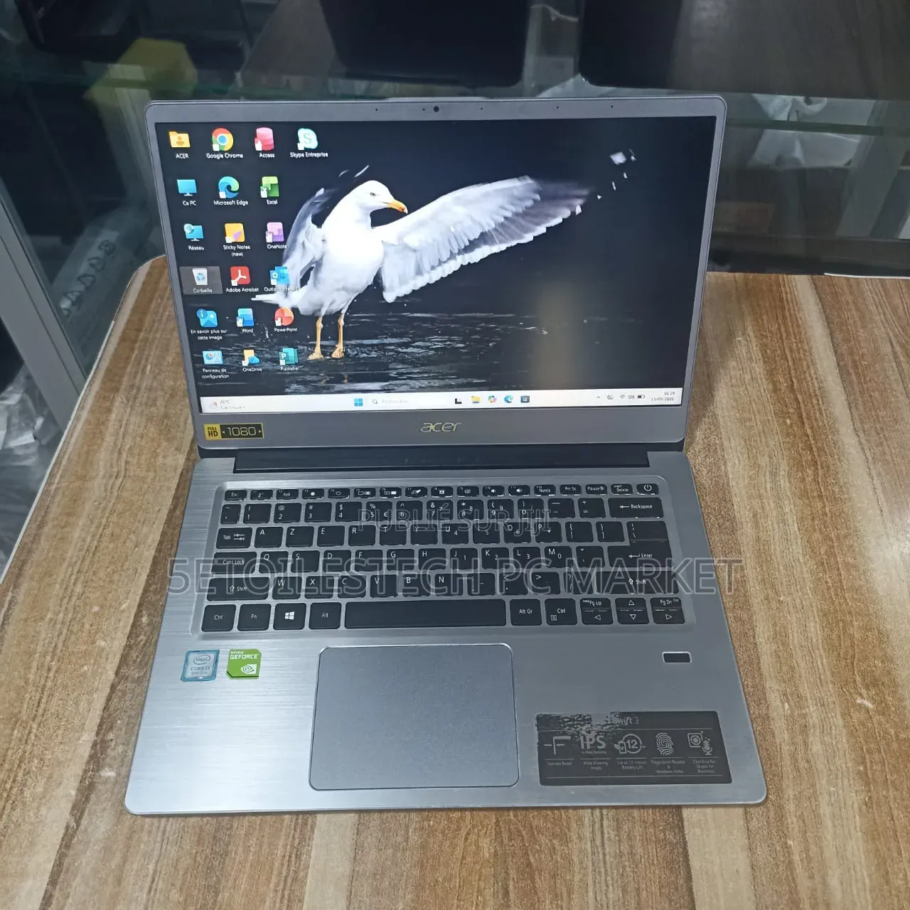 Nouveau Ordinateur portable Acer Swift 8GB Intel Core i7 SSD 256GB