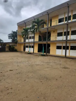 À VENDRE — COLLÈGE À ABOBO : Abobo, en Face De La Mairie