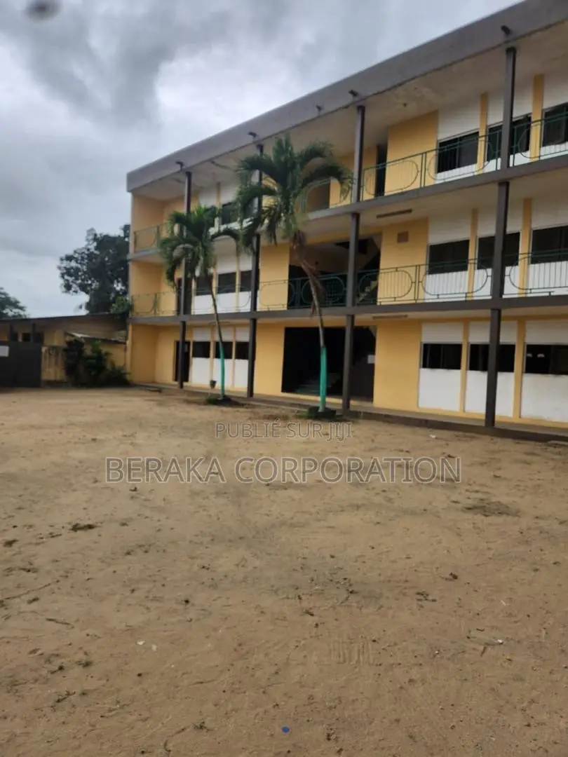 À VENDRE — COLLÈGE À ABOBO : Abobo, en Face De La Mairie