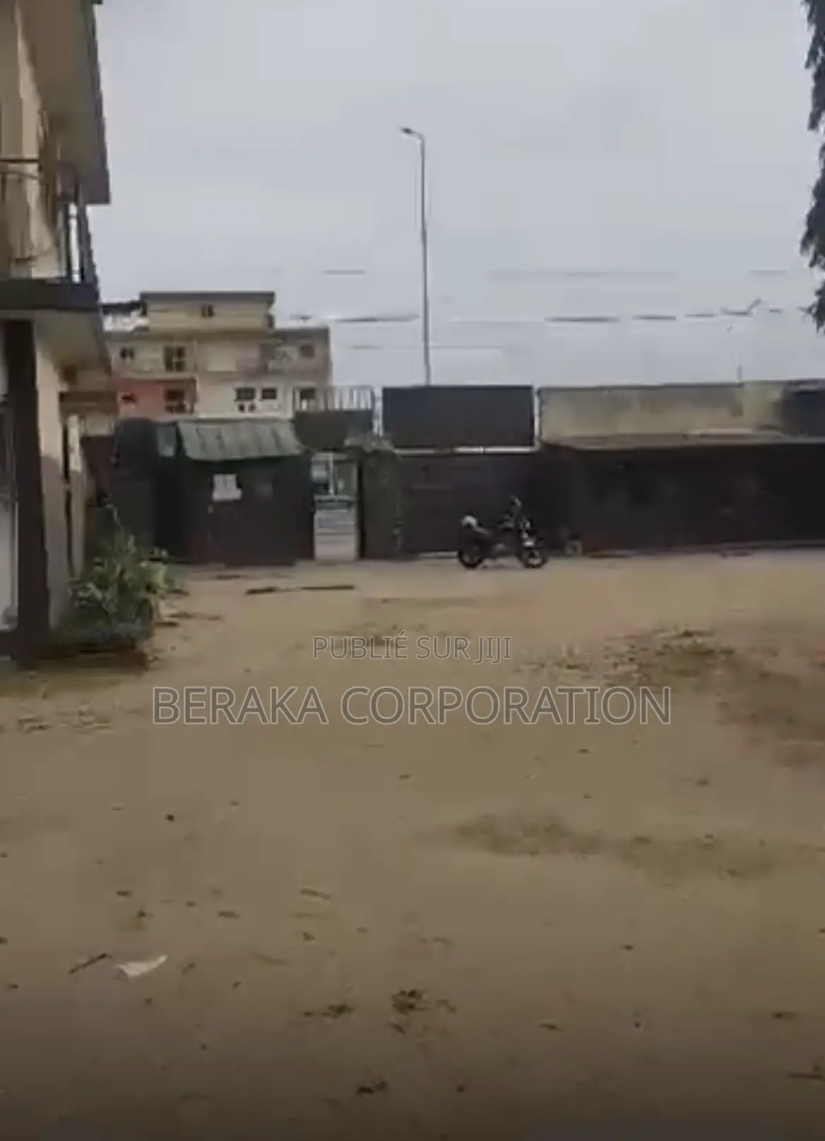 À VENDRE — COLLÈGE À ABOBO : Abobo, en Face De La Mairie