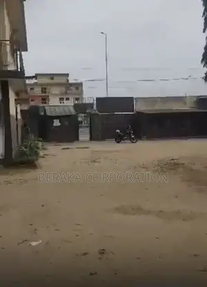 À VENDRE — COLLÈGE À ABOBO : Abobo, en Face De La Mairie