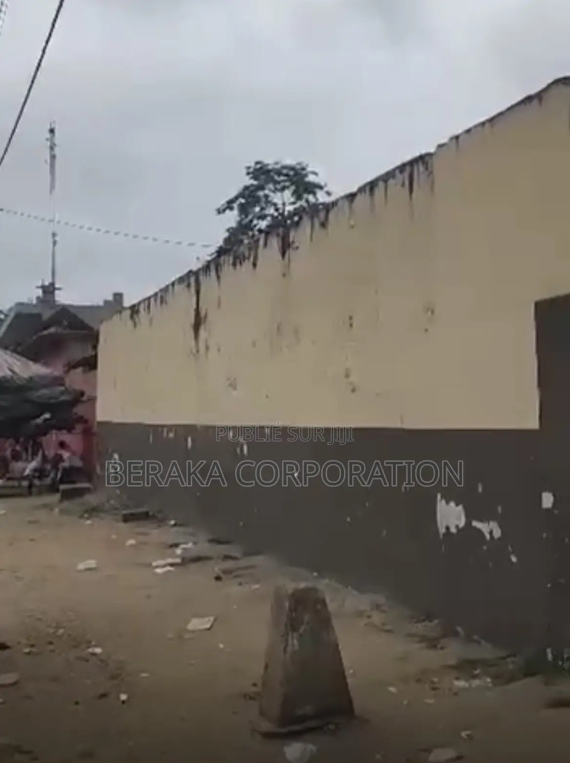 À VENDRE — COLLÈGE À ABOBO : Abobo, en Face De La Mairie