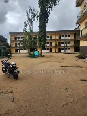 À VENDRE — COLLÈGE À ABOBO : Abobo, en Face De La Mairie