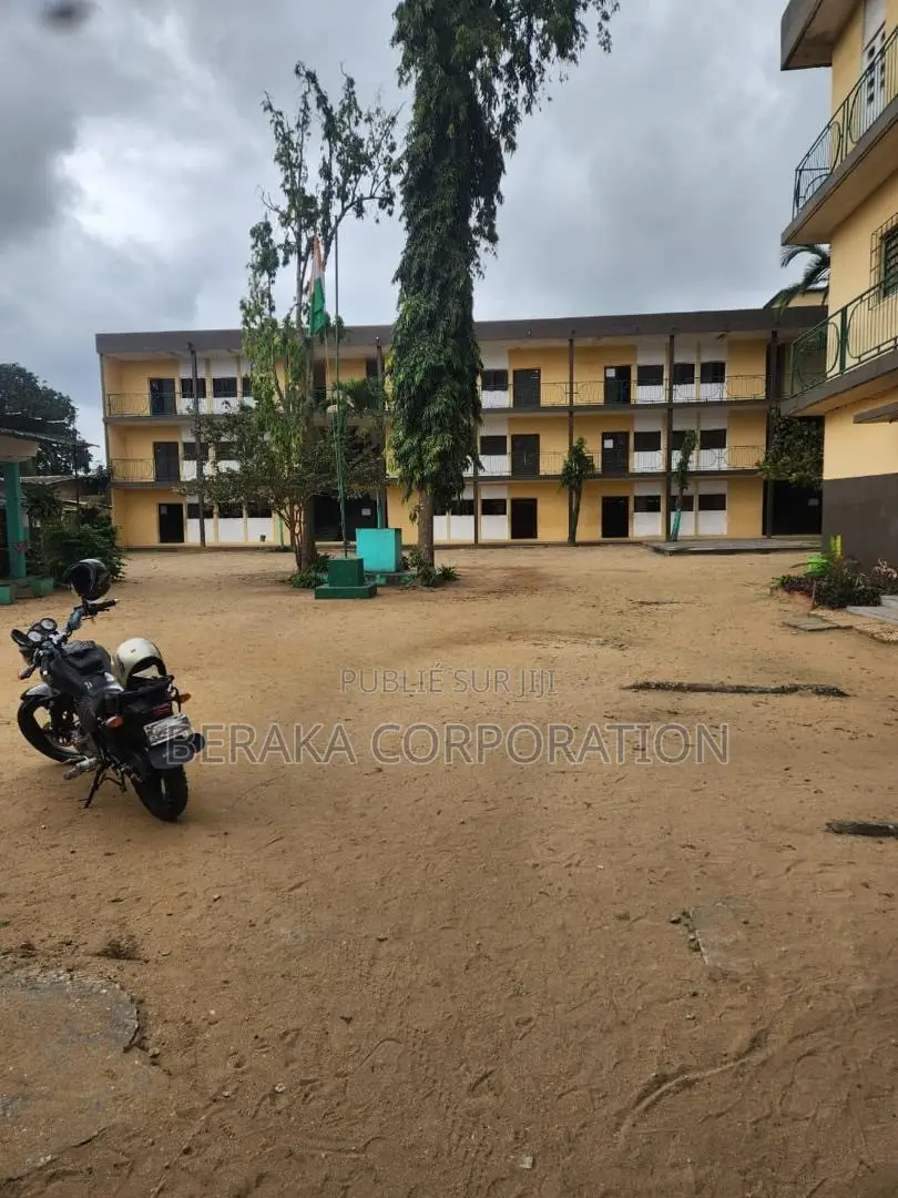 À VENDRE — COLLÈGE À ABOBO : Abobo, en Face De La Mairie