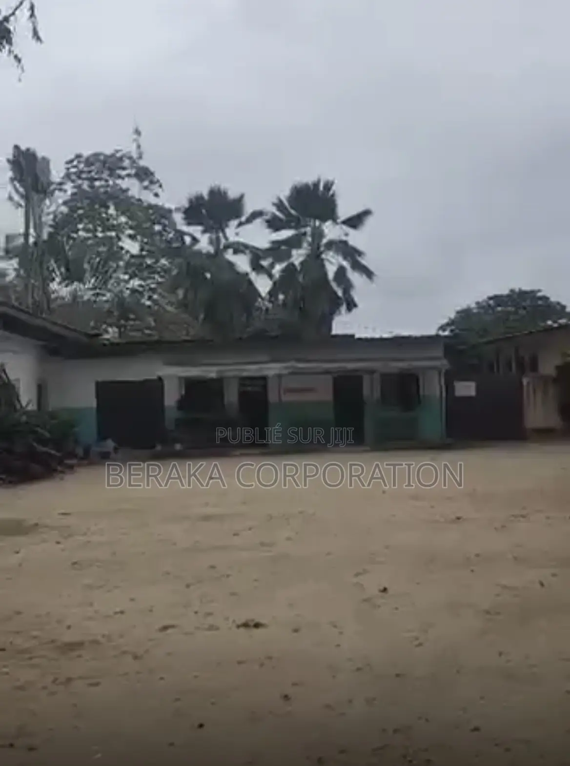 À VENDRE — COLLÈGE À ABOBO : Abobo, en Face De La Mairie