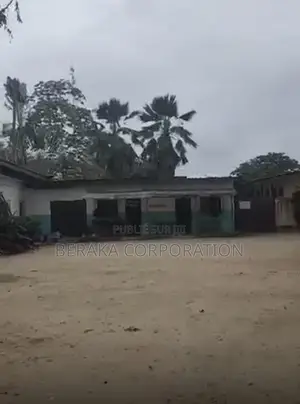 À VENDRE — COLLÈGE À ABOBO : Abobo, en Face De La Mairie