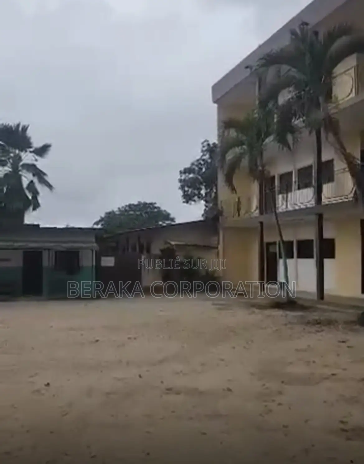 À VENDRE — COLLÈGE À ABOBO : Abobo, en Face De La Mairie