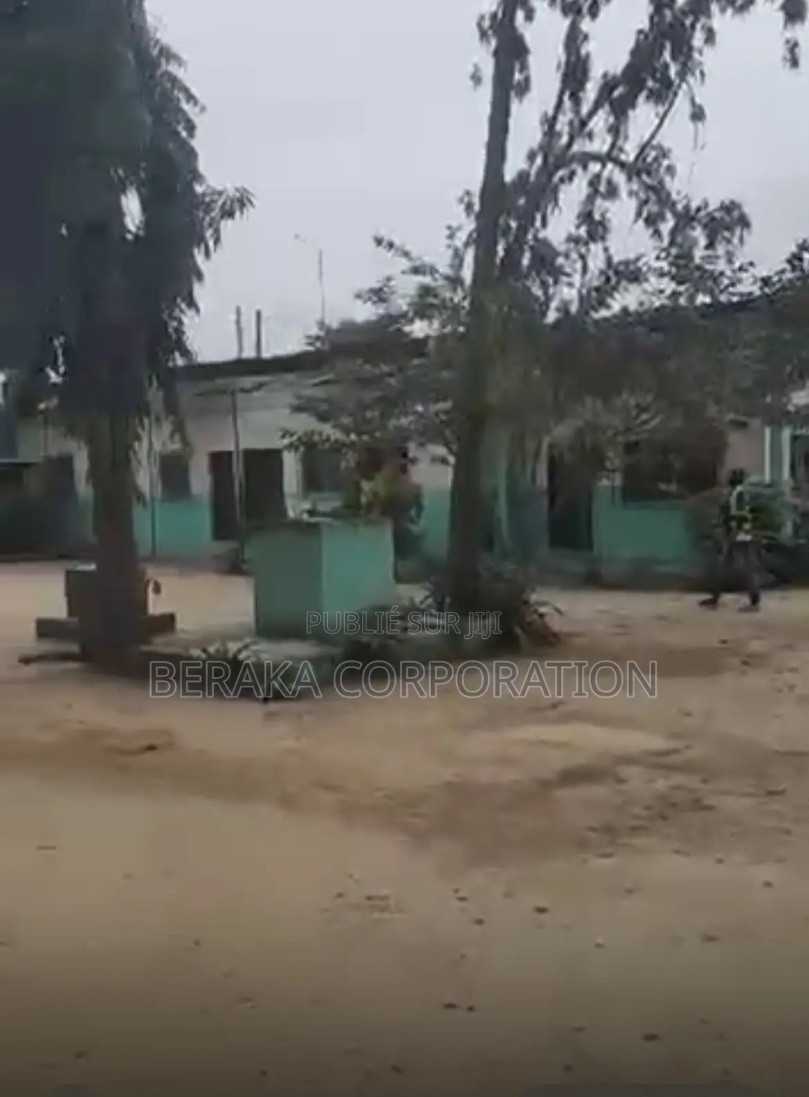 À VENDRE — COLLÈGE À ABOBO : Abobo, en Face De La Mairie