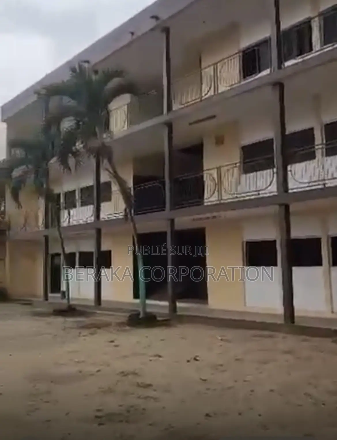 À VENDRE — COLLÈGE À ABOBO : Abobo, en Face De La Mairie