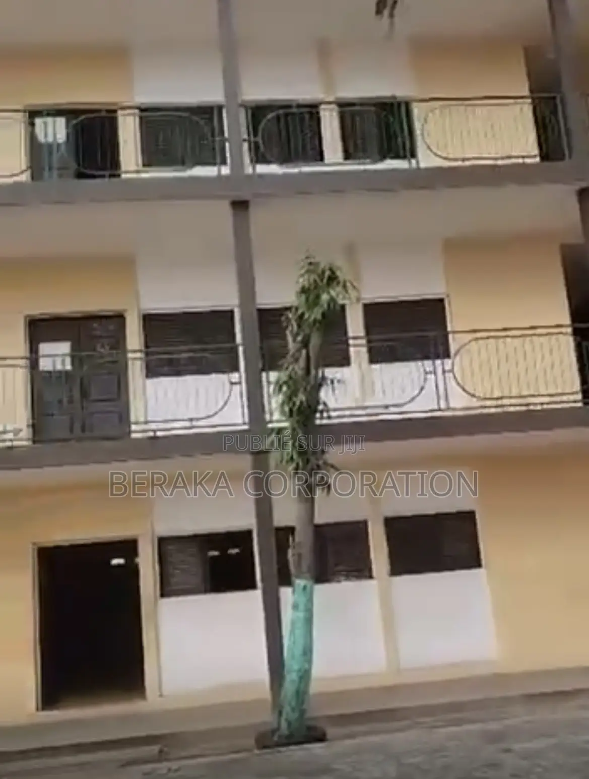 À VENDRE — COLLÈGE À ABOBO : Abobo, en Face De La Mairie
