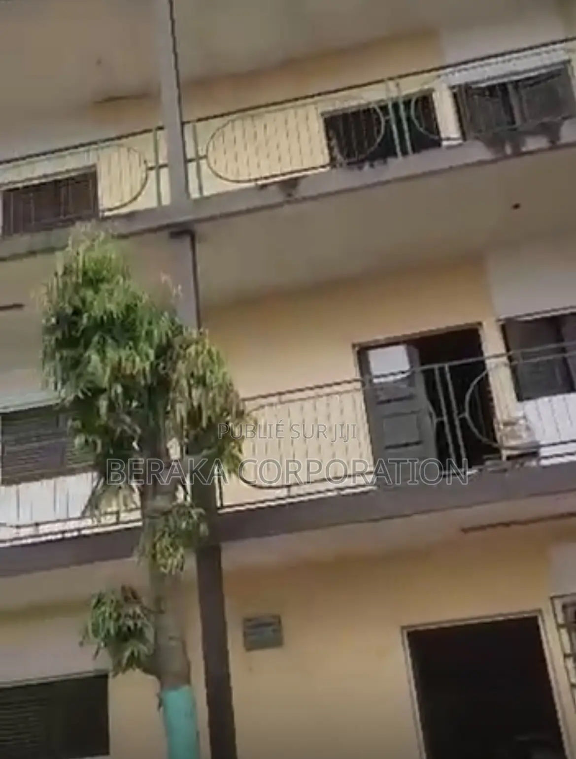 À VENDRE — COLLÈGE À ABOBO : Abobo, en Face De La Mairie