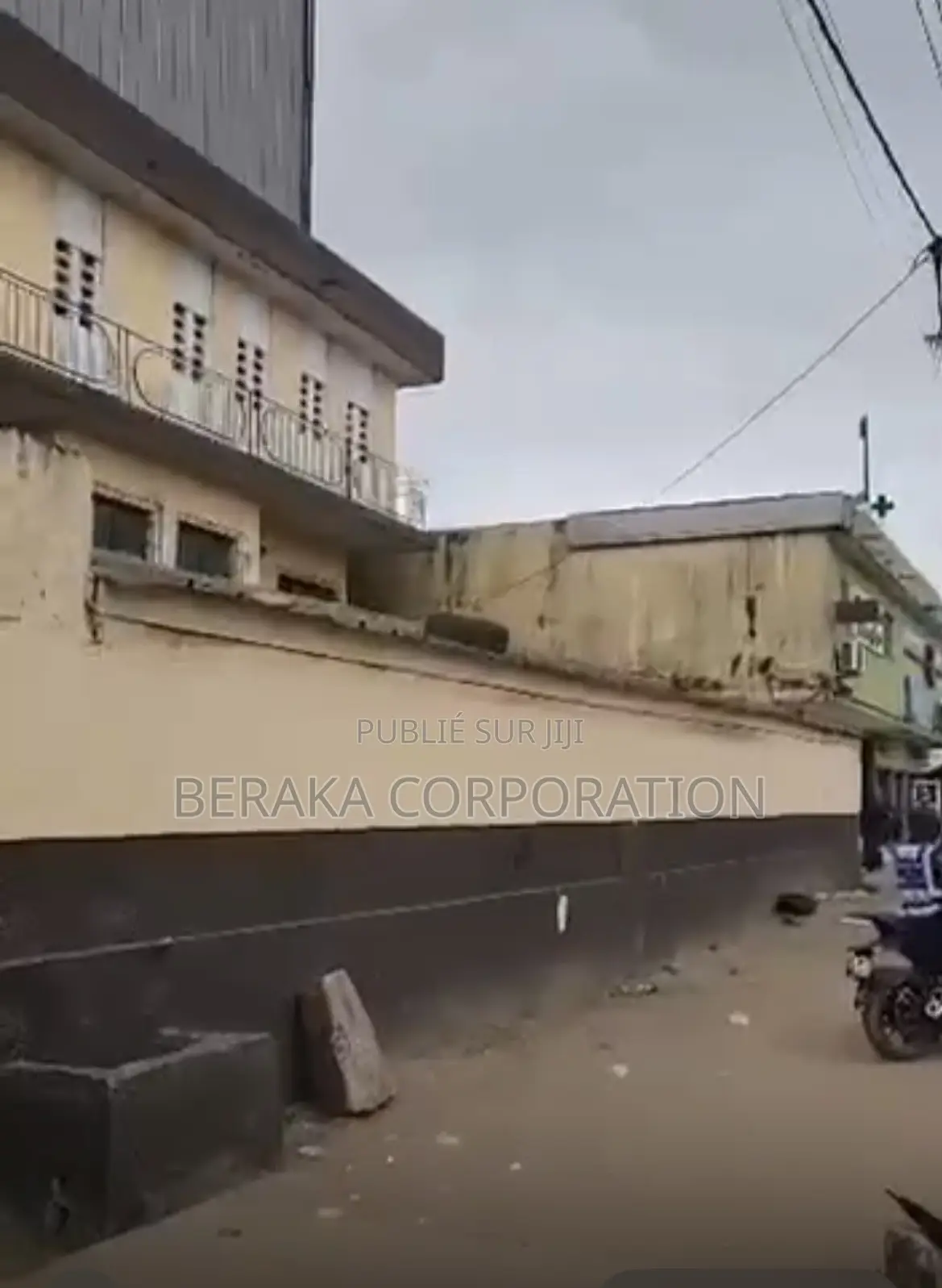 À VENDRE — COLLÈGE À ABOBO : Abobo, en Face De La Mairie