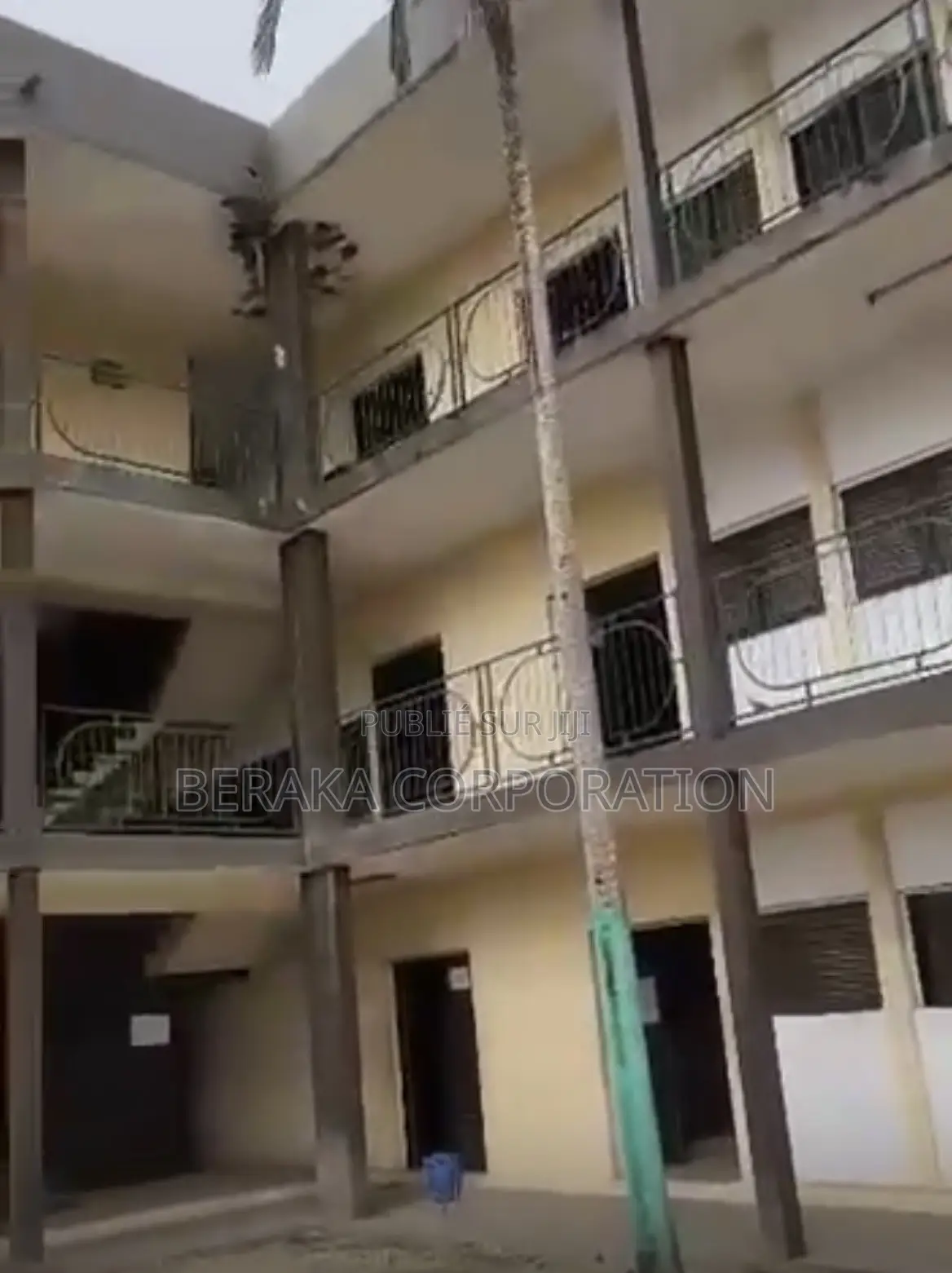 À VENDRE — COLLÈGE À ABOBO : Abobo, en Face De La Mairie