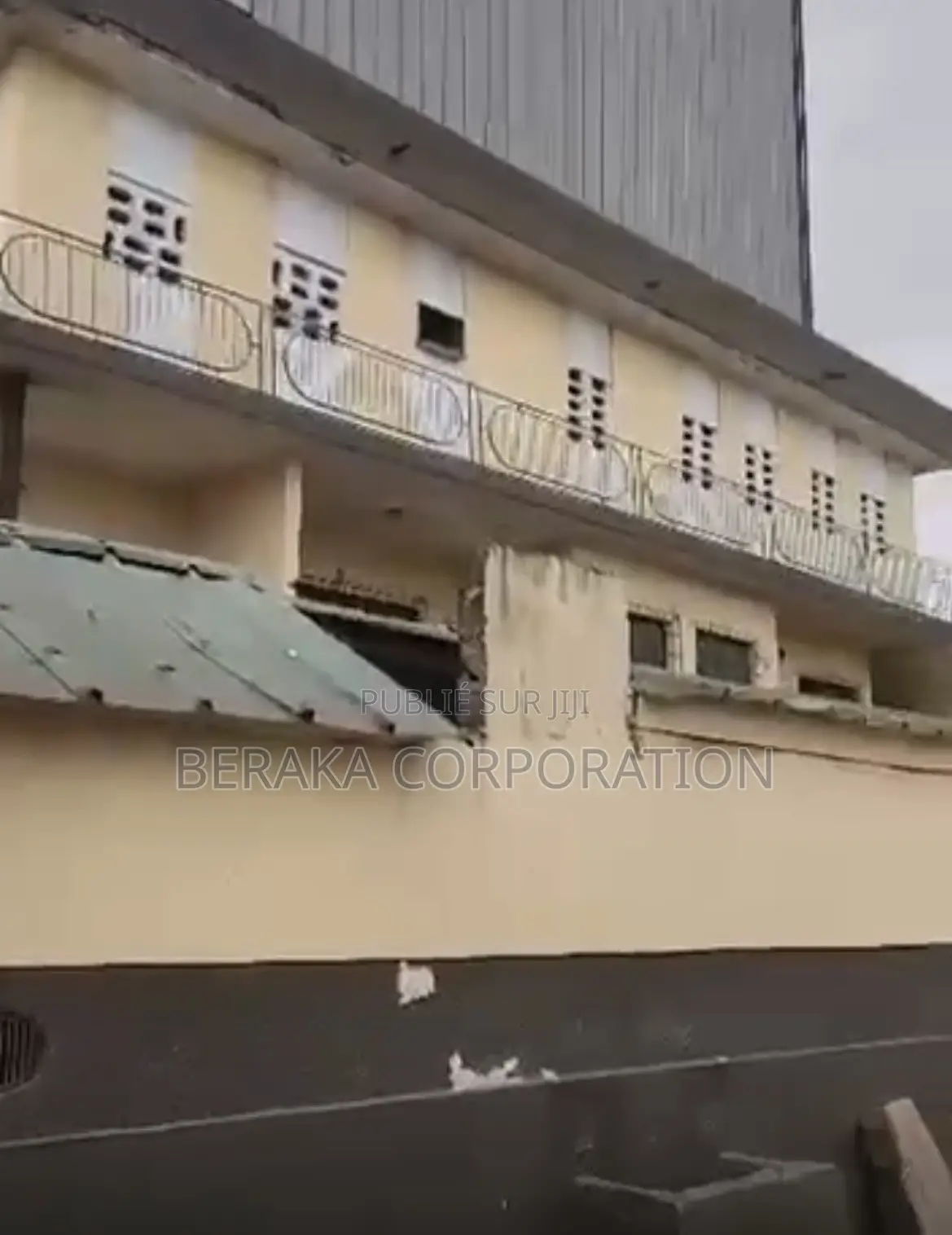 À VENDRE — COLLÈGE À ABOBO : Abobo, en Face De La Mairie