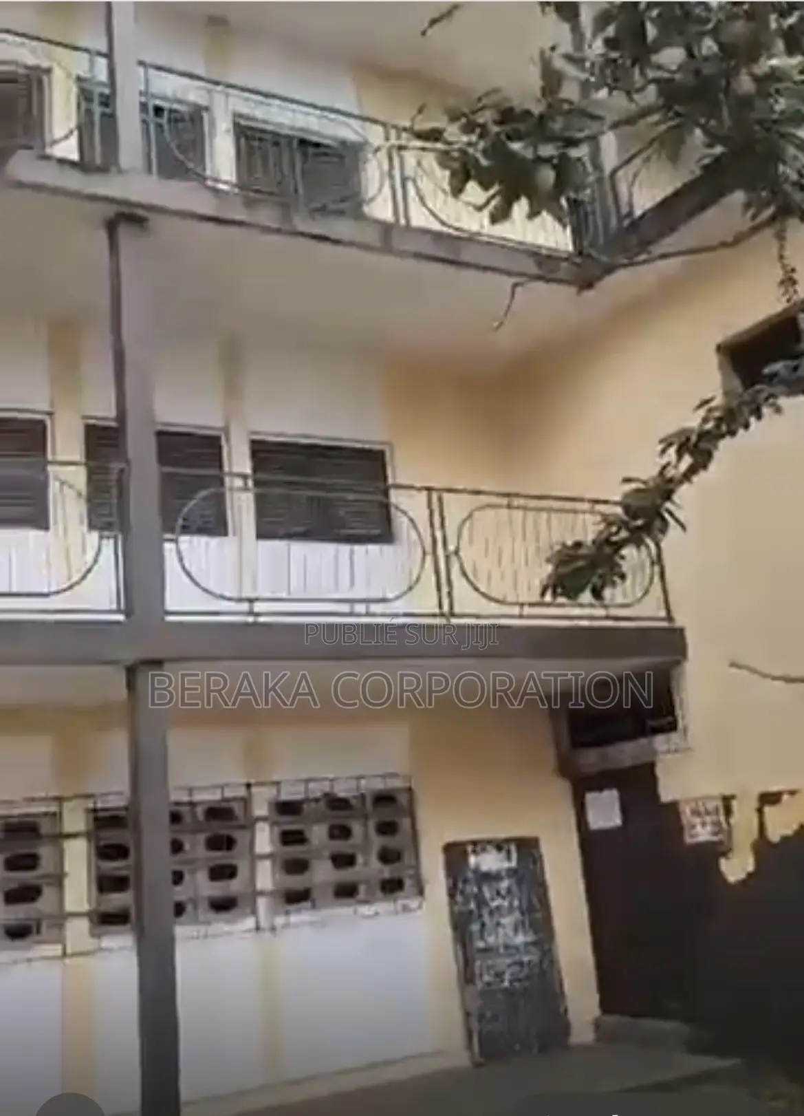 À VENDRE — COLLÈGE À ABOBO : Abobo, en Face De La Mairie