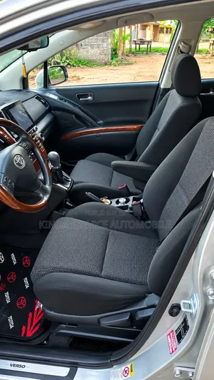 Toyota Verso 2.2 177 hp 2013 Gris