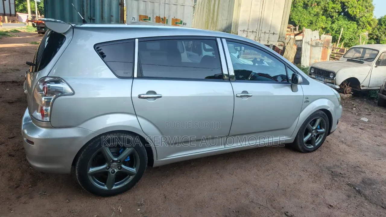 Toyota Verso 2.2 177 hp 2013 Gris