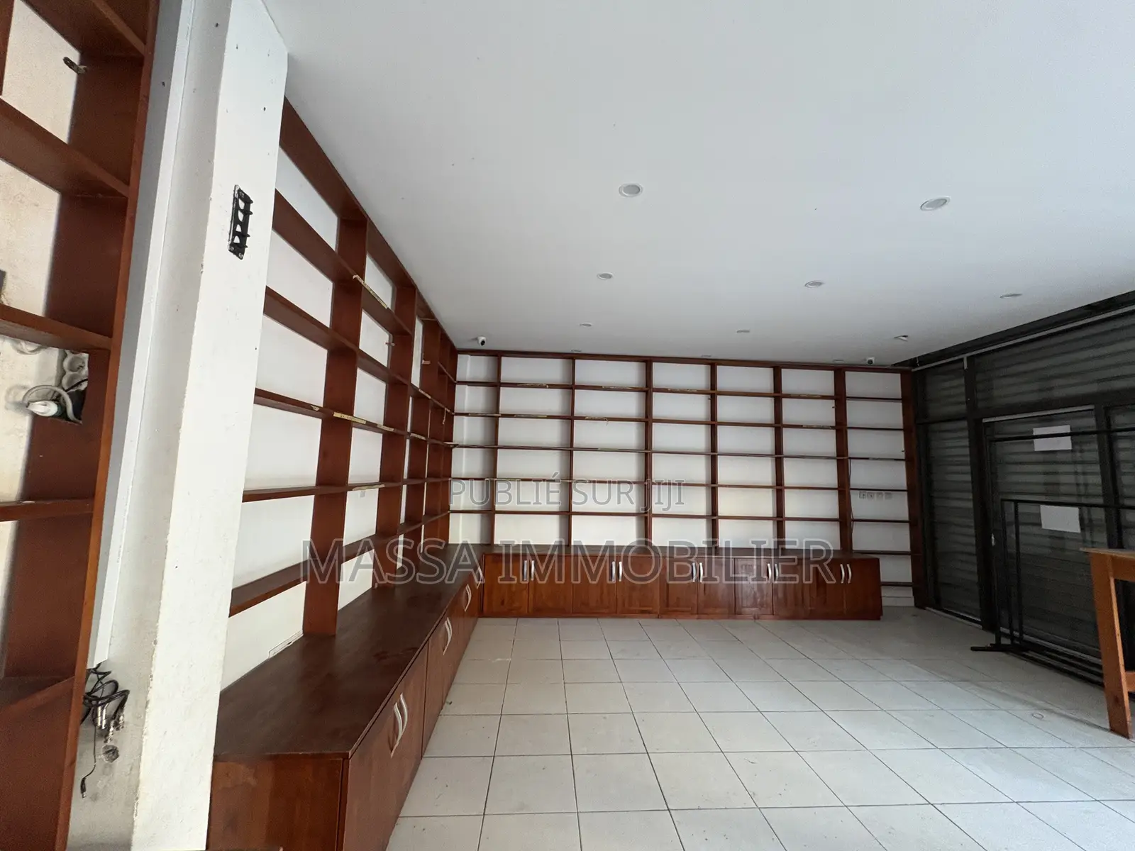 Cession D’un Grand Magasin 50 M2 À Cocody Vallon
