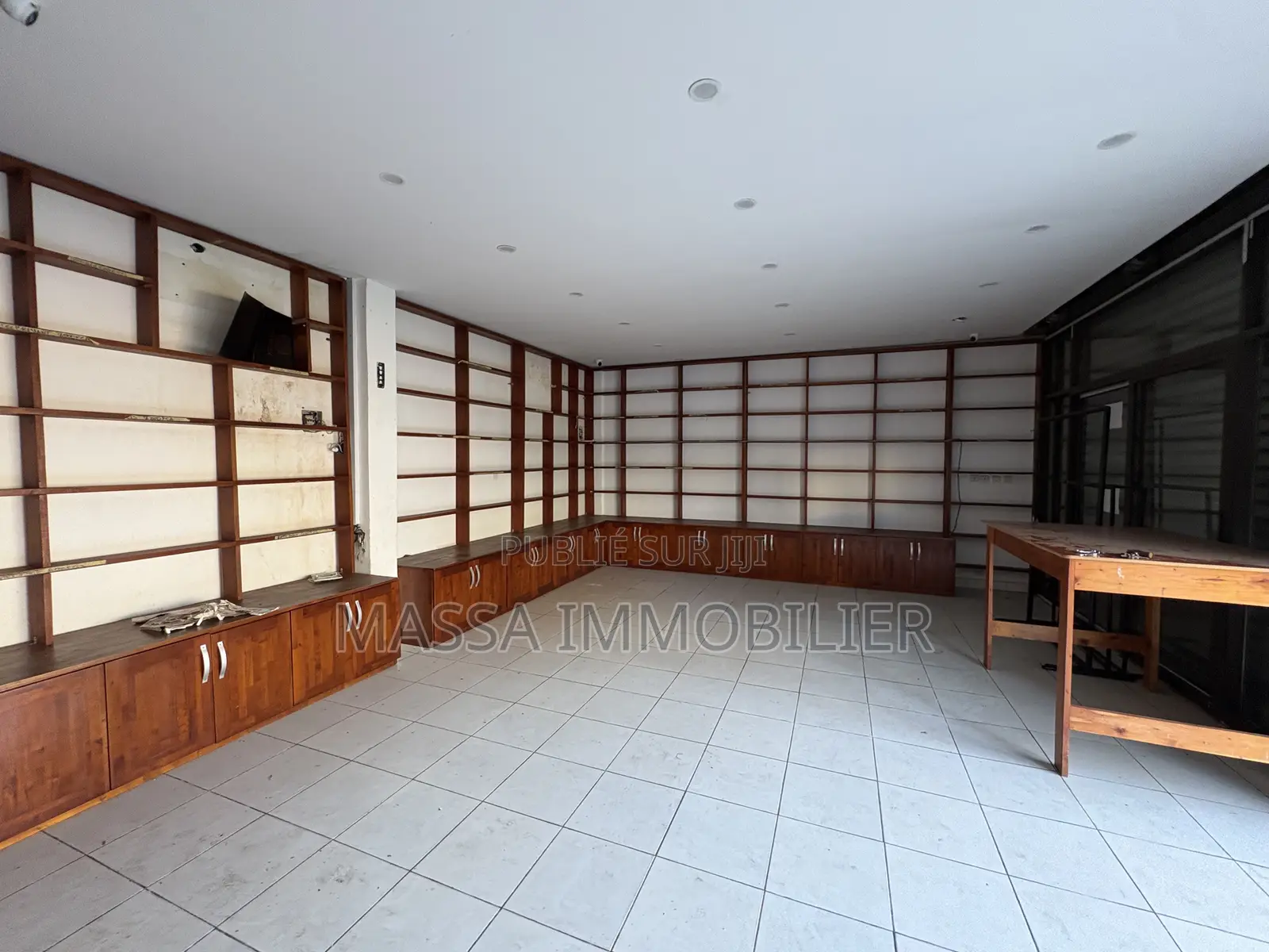 Cession D’un Grand Magasin 50 M2 À Cocody Vallon
