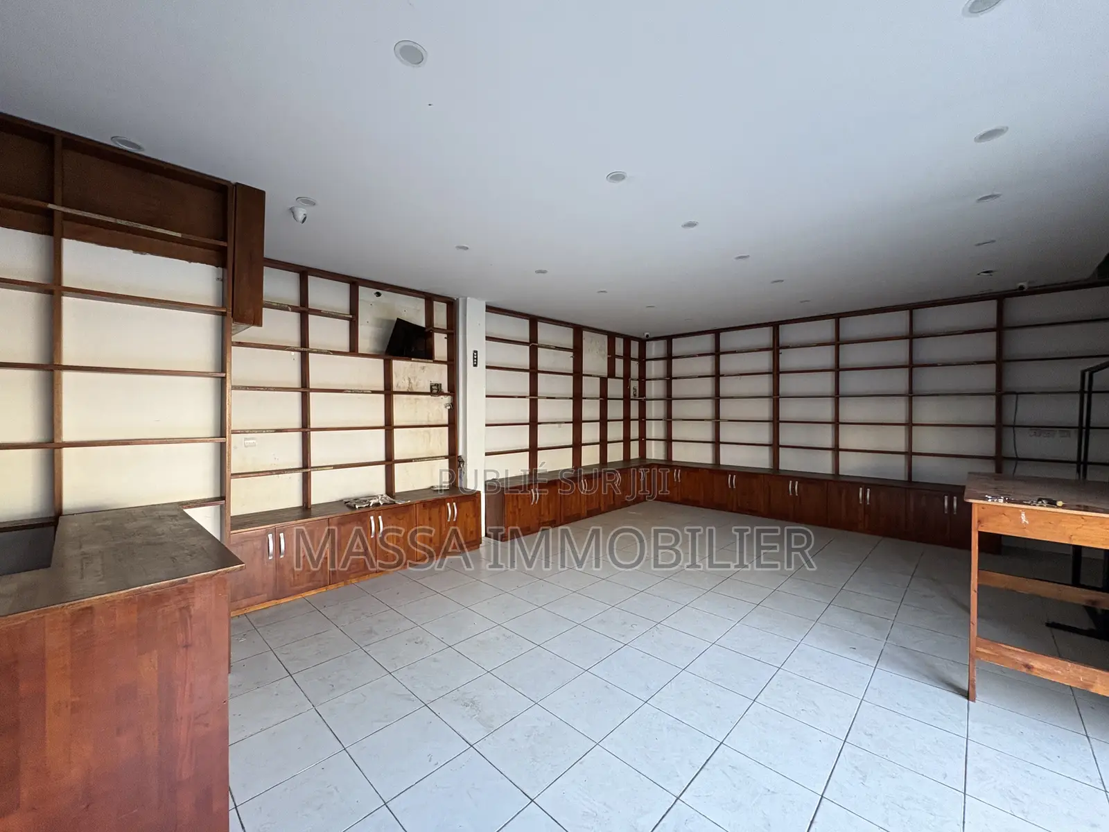 Cession D’un Grand Magasin 50 M2 À Cocody Vallon