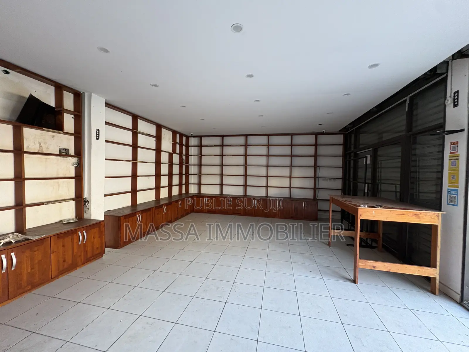 Cession D’un Grand Magasin 50 M2 À Cocody Vallon