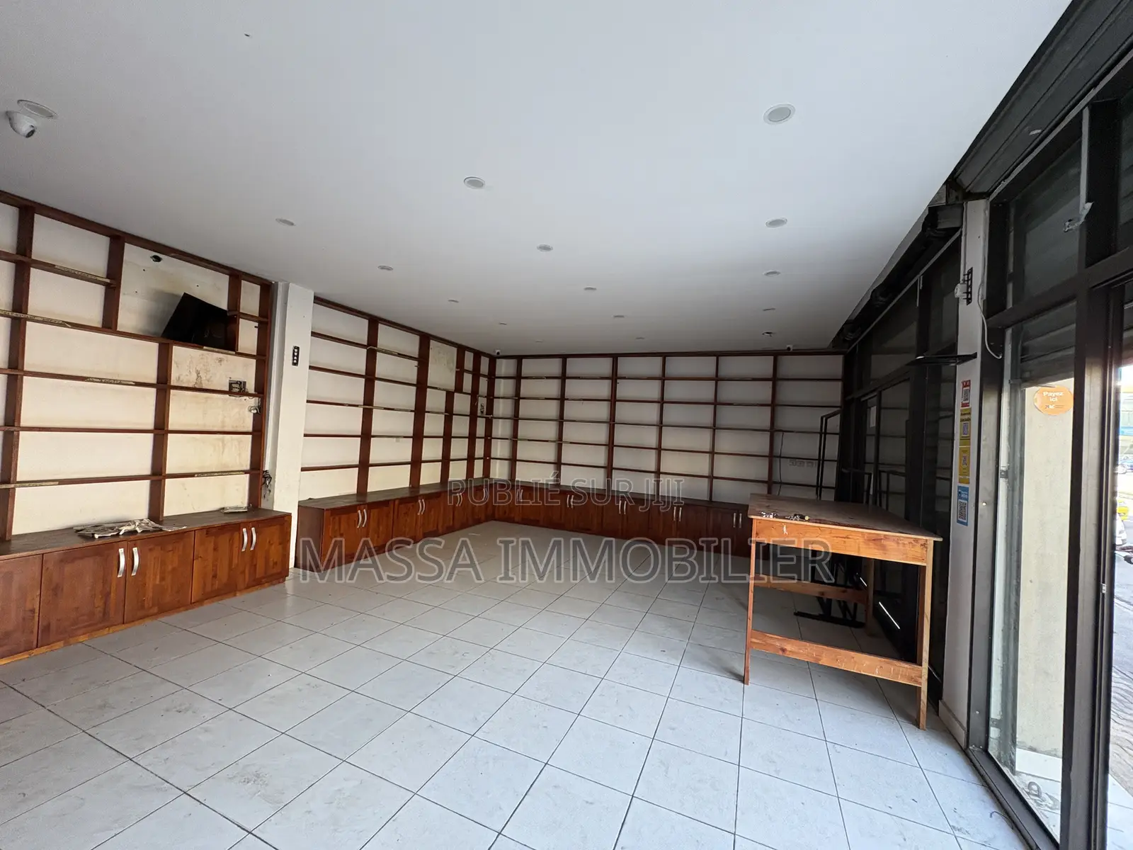 Cession D’un Grand Magasin 50 M2 À Cocody Vallon