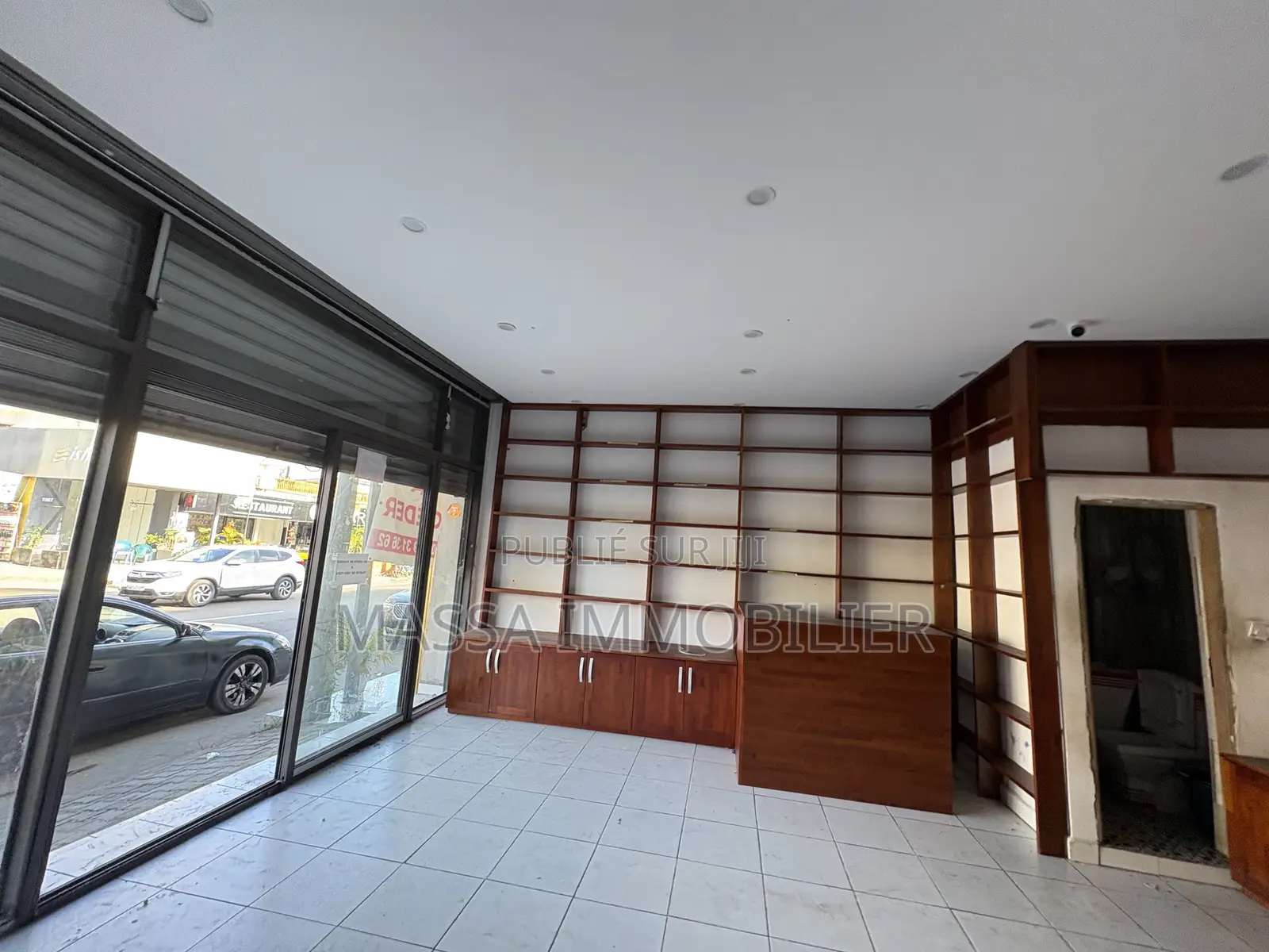 Cession D’un Grand Magasin 50 M2 À Cocody Vallon