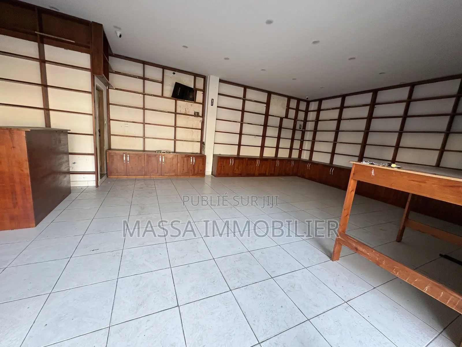Cession D’un Grand Magasin 50 M2 À Cocody Vallon