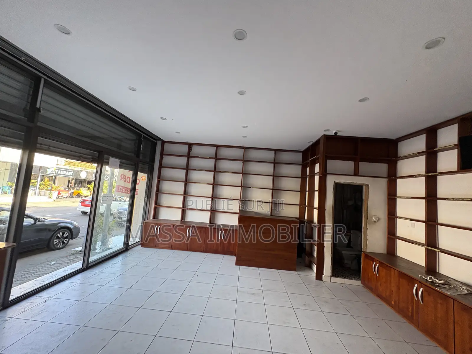 Cession D’un Grand Magasin 50 M2 À Cocody Vallon