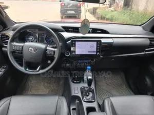 Toyota Hilux 2025 Rouge